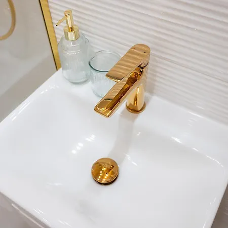 Solec 79a Prywatne Mieszkanie Z Oddzielna Sypialnia I Prywatnym Miejscem Parkingowym Samodzielne Zameldowanie! Self Check-in System!